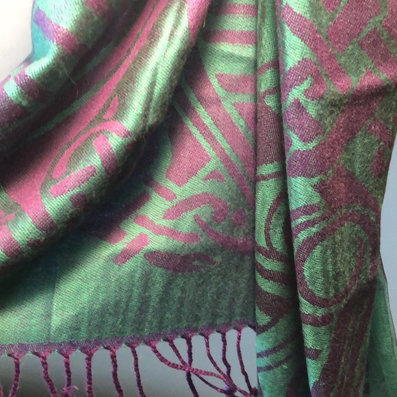 wool elegant Irish Celtic knot shawl. Artisan made - Picture 11 of 11